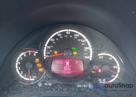 2015 Volkswagen Beetle 1.8T Fleet Edition z USA, uszkodzony, nr VIN 3VWF17AT5FM640751